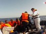 Береговая охрана и лодка с мигрантами Береговая охрана и лодка с мигрантами
