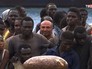 Береговая охрана и лодка с мигрантами Береговая охрана и лодка с мигрантами