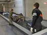 Сотрудники таможни в аэропорту Сотрудники таможни в аэропорту