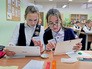 Школьники с планшетами Школьники с планшетами