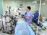 Хирурги проводят операцию Хирурги проводят операцию