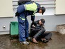 Сотрудники "Социального патруля" помогает бездомным людям Сотрудники "Социального патруля" помогает бездомным людям