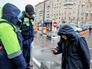 Сотрудники "Социального патруля" помогает бездомным людям Сотрудники "Социального патруля" помогает бездомным людям