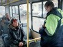 Сотрудники "Социального патруля" помогает бездомным людям Сотрудники "Социального патруля" помогает бездомным людям