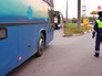 Инсектор ДПС проверяет нелегальный автобус Инсектор ДПС проверяет нелегальный автобус