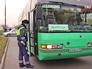 Инсектор ДПС проверяет нелегальный автобус Инсектор ДПС проверяет нелегальный автобус