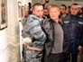 Охрана задерживает мужчину на выставке Стерджесса Охрана задерживает мужчину на выставке Стерджесса
