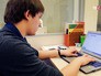 Мужчина за ноутбуком Мужчина за ноутбуком