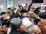 Недовольные тарифами ЖКХ пенсионеры штурмовали горсовет на Украине Недовольные тарифами ЖКХ пенсионеры штурмовали горсовет на Украине
