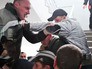Недовольные тарифами ЖКХ пенсионеры штурмовали горсовет на Украине Недовольные тарифами ЖКХ пенсионеры штурмовали горсовет на Украине