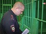 Полицейский привел задержанного в КПЗ Полицейский привел задержанного в КПЗ