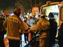 Спасатели МЧС эвакуируют пострадавших Спасатели МЧС эвакуируют пострадавших