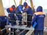 Сотрудники МЧС эвакуируют пострадавших рыбаков с траулера "Новоульяновск" Сотрудники МЧС эвакуируют пострадавших рыбаков с траулера "Новоульяновск"