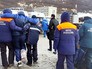 Сотрудники МЧС эвакуируют пострадавших рыбаков с траулера "Новоульяновск" Сотрудники МЧС эвакуируют пострадавших рыбаков с траулера "Новоульяновск"