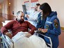 Спасатели и врачи общаются с пострадавшими рыбаками с траулера "Новоульяновск" Спасатели и врачи общаются с пострадавшими рыбаками с траулера "Новоульяновск"