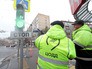 Представители ЦОДД моют светофоры Представители ЦОДД моют светофоры