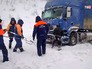 Спасатели МЧС ликвидируют последствия снегопада на трассе Спасатели МЧС ликвидируют последствия снегопада на трассе