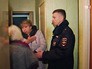 Участковый обходит жильцов Участковый обходит жильцов