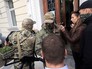 Сотрудники ФСБ России доставляют украинских диверсантов в Ленинский районный суд Севастополя Сотрудники ФСБ России доставляют украинских диверсантов в Ленинский районный суд Севастополя
