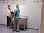 Ветеринар осматривает собаку Ветеринар осматривает собаку
