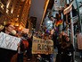 Участники акции протеста у небоскреба "Трамп Тауэр" в Нью-Йорке Участники акции протеста у небоскреба "Трамп Тауэр" в Нью-Йорке
