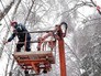 Электрики устраняют последствия ледяного дождя Электрики устраняют последствия ледяного дождя