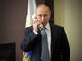 Владимир Путин разговаривает по телефону Владимир Путин разговаривает по телефону