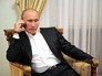 Владимир Путин разговаривает по телефону Владимир Путин разговаривает по телефону