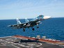 Истребитель Су-33 ВМФ России приземляется на авианосец "Адмирал Кузнецов" Истребитель Су-33 ВМФ России приземляется на авианосец "Адмирал Кузнецов"