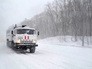 Спасатели МЧС работают во время снегопада на трассе Спасатели МЧС работают во время снегопада на трассе
