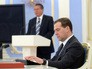 Дмитрий Медведев и экс-глава МЭР Алексей Улюкаев (на заднем плане) Дмитрий Медведев и экс-глава МЭР Алексей Улюкаев (на заднем плане)