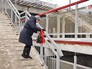 Не очищенный от снега надземный переход Не очищенный от снега надземный переход