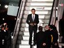 Барак Обама спускается по трапу самолета Барак Обама спускается по трапу самолета