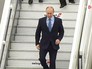 Владимир Путин спускается по трапу Владимир Путин спускается по трапу