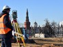 Рабочий на строительстве парка "Зарядье" в Москве Рабочий на строительстве парка "Зарядье" в Москве