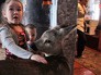 Дети играют с косулей Дети играют с косулей