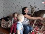 Дети играют с косулей Дети играют с косулей