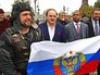 Лидер мотоклуба "Ночные волки" Александр "Хирург" Залдостанов демонстрирует измененный флаг России Лидер мотоклуба "Ночные волки" Александр "Хирург" Залдостанов демонстрирует измененный флаг России