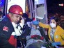 Врачи и спасатели Турции эвакуируют пострадавших Врачи и спасатели Турции эвакуируют пострадавших