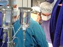 Хирурги проводят операцию Хирурги проводят операцию