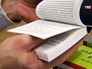 Книга в руках Книга в руках