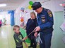 Сотрудник МЧС награждает семилетнего Антона Родина, спасшего брата и сестру из пожара Сотрудник МЧС награждает семилетнего Антона Родина, спасшего брата и сестру из пожара