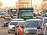 Грузовики в автомобильном потоке Грузовики в автомобильном потоке