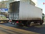 Грузовики в автомобильном потоке Грузовики в автомобильном потоке