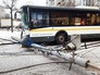 Автобус врезался в фонарный столб Автобус врезался в фонарный столб