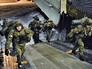 Военнослужащие армии России заходят в самолет Военнослужащие армии России заходят в самолет