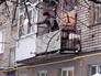 Мужчина бросает бутылки с коктейлем Молотова с балкона Мужчина бросает бутылки с коктейлем Молотова с балкона