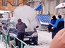 Люди тушат горящую машину Люди тушат горящую машину