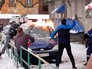 Люди тушат горящую машину Люди тушат горящую машину