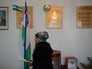 Женщина голосует на избирательном участке во время выборов президента Узбекистана Женщина голосует на избирательном участке во время выборов президента Узбекистана